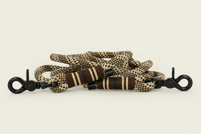 Handgemachte Tauleine 'Walnut Noir' aus Segeltau mit schwarzen Karabinern – Exceptional