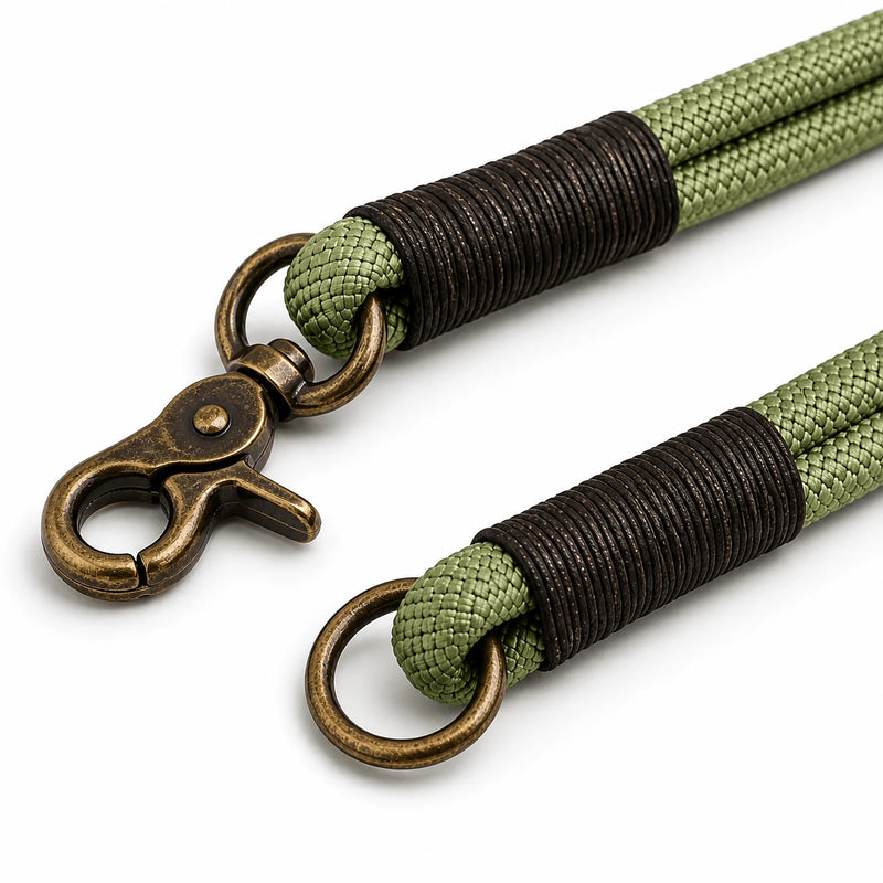 Tauhalsband 'Pistachio Grace' – Karabiner und Ring aus Altmessing im Detail, Exceptional