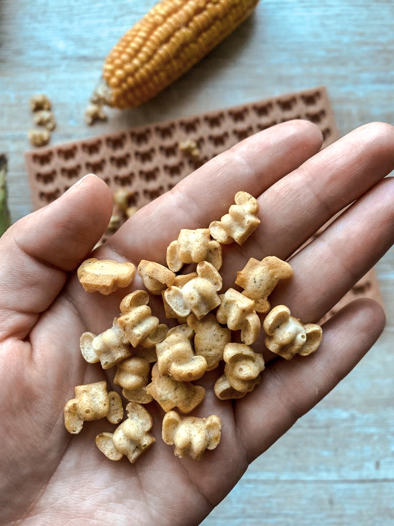 Hundekekse 'Arsch mit Ohren' in der Hand – gebacken mit der Silikon-Backmatte von Goodleen