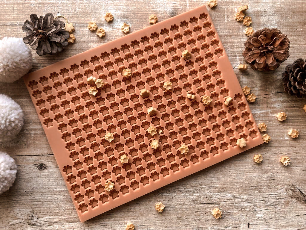 Backmatte 'Pfötchen' mit frisch gebackenen Hundekeksen auf Holz – Leckerlis selber backen