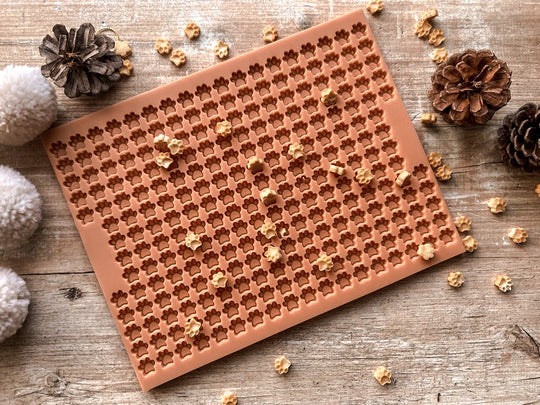 Backmatte 'Pfötchen' mit frisch gebackenen Hundekeksen auf Holz – Leckerlis selber backen