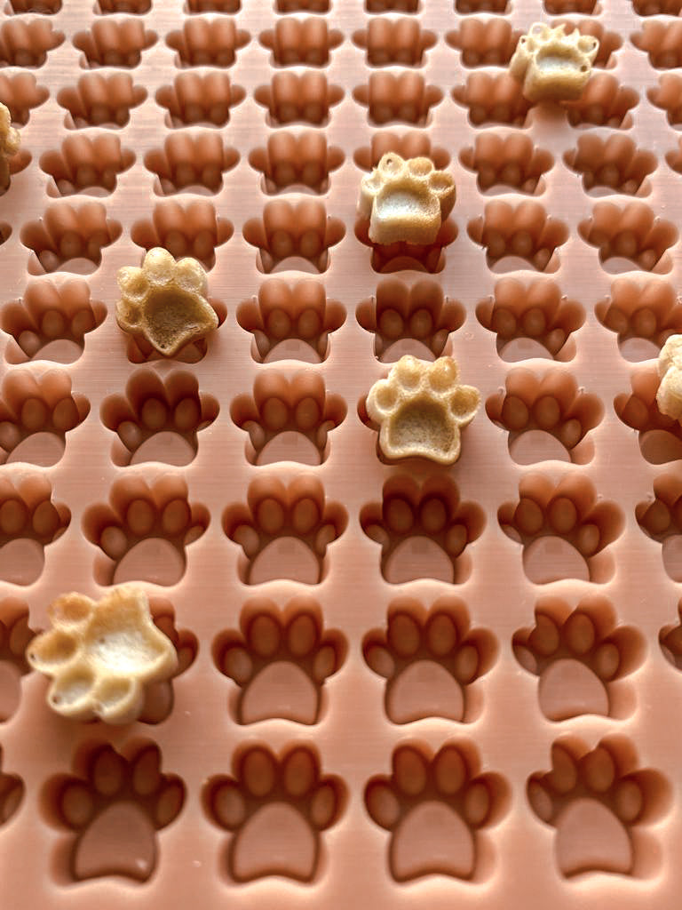Backmatte 'Pfötchen' im Detail – Pfotenmulden der Silikonform mit Hundekeksen