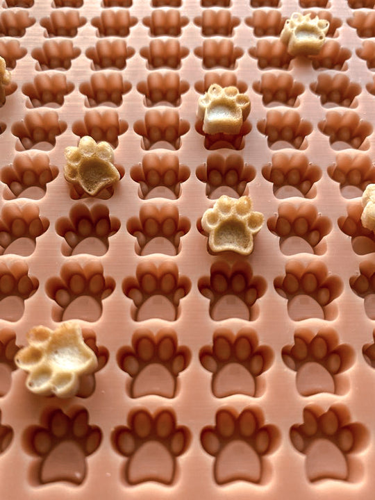 Backmatte 'Pfötchen' im Detail – Pfotenmulden der Silikonform mit Hundekeksen