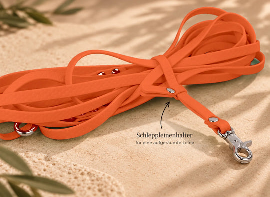 Hexa Schleppleine Aprikosenbrandy, aufgerollt mit Schleppleinenhalter auf Sand – Exceptional
