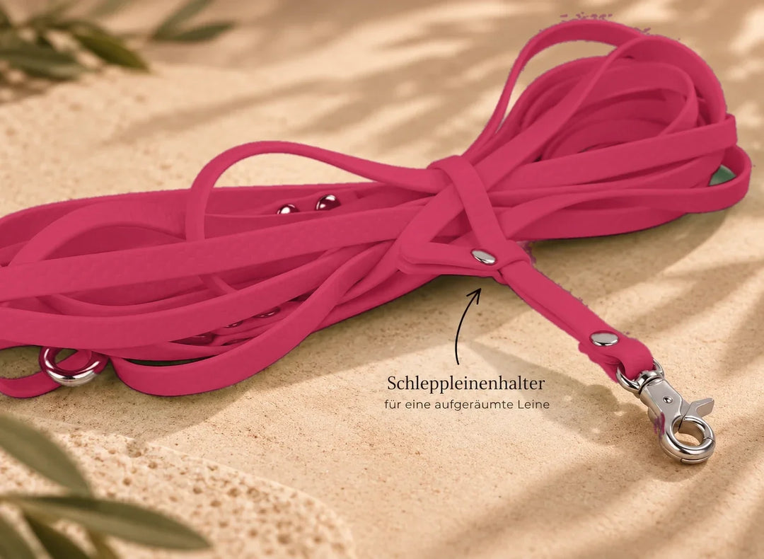 Hexa Schleppleine Knallrot, aufgerollt mit Schleppleinenhalter auf Sand – Exceptional
