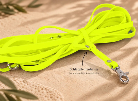 Hexa Schleppleine Neongelb, aufgerollt mit Schleppleinenhalter auf Sand – Exceptional