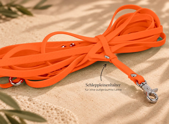 Hexa Schleppleine Neonorange, aufgerollt mit Schleppleinenhalter auf Sand – Exceptional