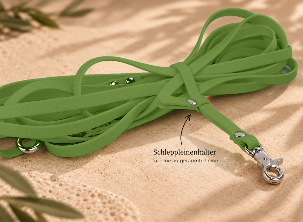 Hexa Schleppleine Olivgrün, aufgerollt mit Schleppleinenhalter auf Sand – Exceptional