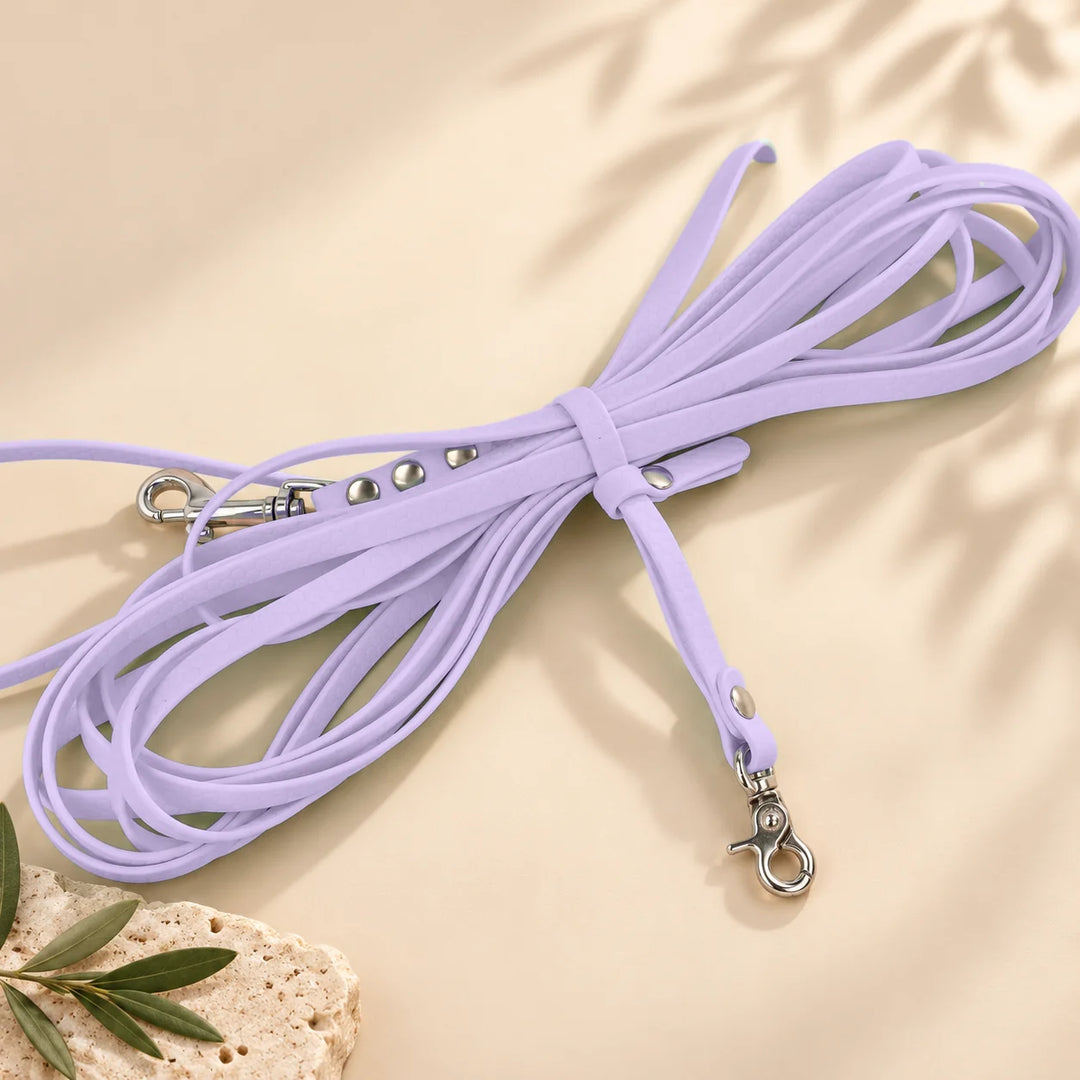 Hexa Schleppleine Pastell-Lavendel, aufgerollt mit Schleppleinenhalter auf hellem Sand – Exceptional