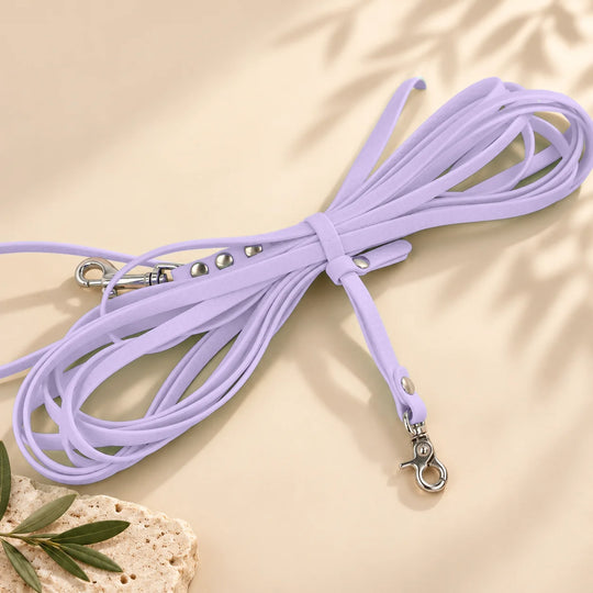 Hexa Schleppleine Pastell-Lavendel, aufgerollt mit Schleppleinenhalter auf hellem Sand – Exceptional