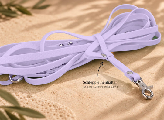 Hexa Schleppleine Pastell-Lavendel, aufgerollt mit Schleppleinenhalter auf Sand – Exceptional