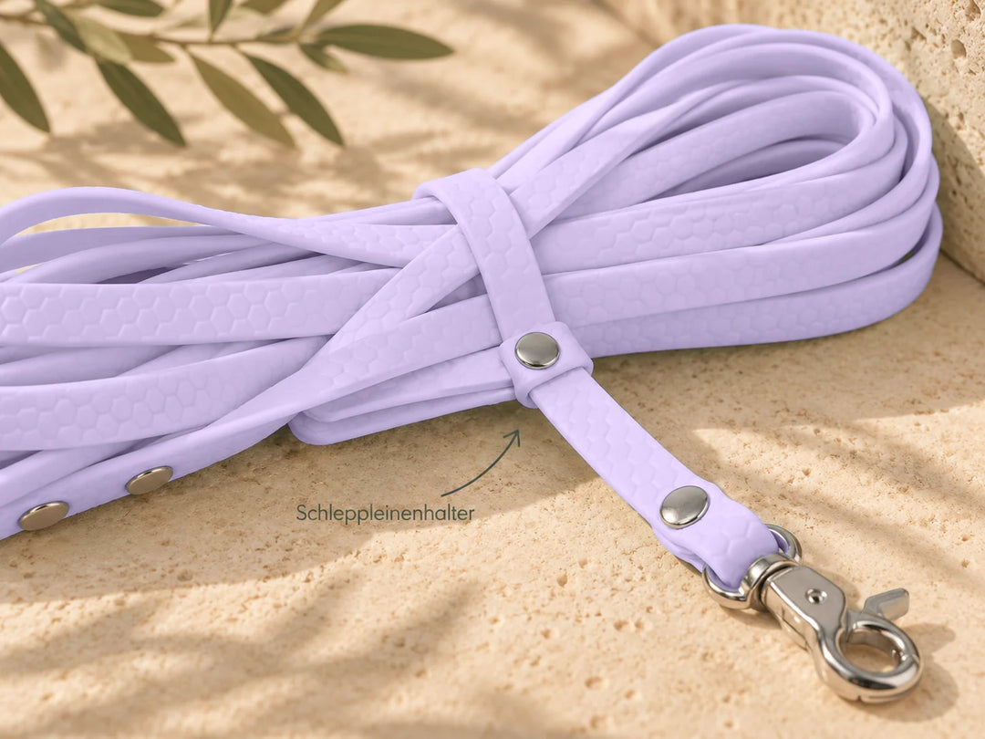 Schleppleinenhalter Hexa Pastell-Lavendel an der aufgerollten Schleppleine – Exceptional