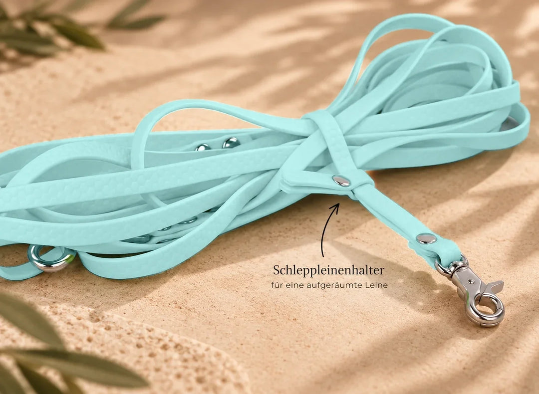 Hexa Schleppleine Pastellblau, aufgerollt mit Schleppleinenhalter auf Sand – Exceptional