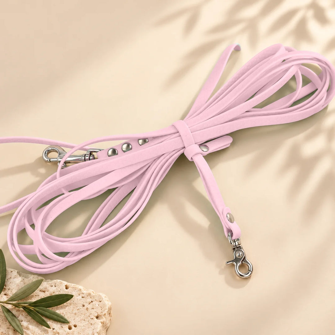 Hexa Schleppleine Pastellrosa, aufgerollt mit Schleppleinenhalter auf hellem Sand – Exceptional