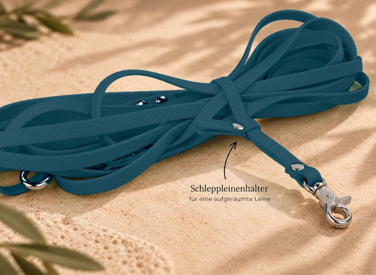 Hexa Schleppleine Petroleum, aufgerollt mit Schleppleinenhalter auf Sand – Exceptional