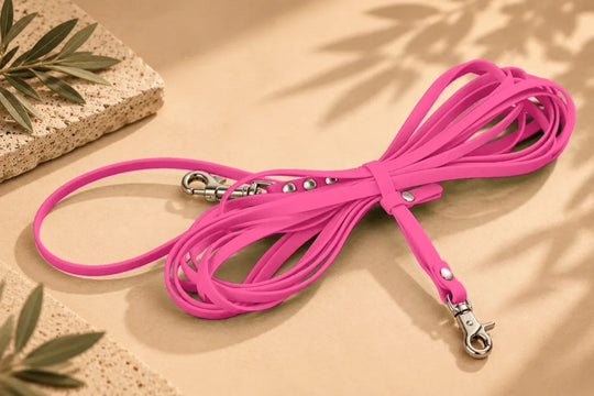 Hexa Schleppleine Viva Magenta, aufgerollt mit Schleppleinenhalter, Flatlay – Exceptional