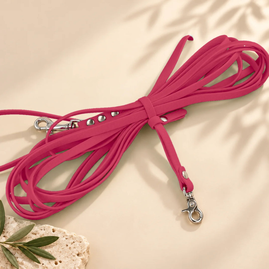Hexa Schleppleine Viva Magenta, aufgerollt mit Schleppleinenhalter auf hellem Sand – Exceptional