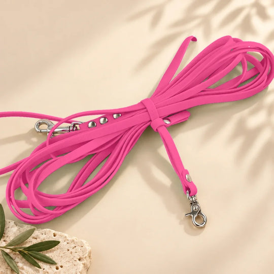 Hexa Schleppleine Viva Magenta, aufgerollt mit Schleppleinenhalter auf hellem Sand – Exceptional