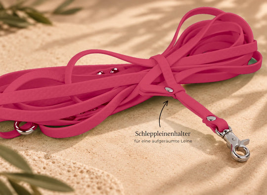 Hexa Schleppleine Viva Magenta, aufgerollt mit Schleppleinenhalter auf Sand – Exceptional