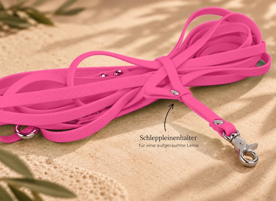 Hexa Schleppleine Viva Magenta, aufgerollt mit Schleppleinenhalter auf Sand – Exceptional