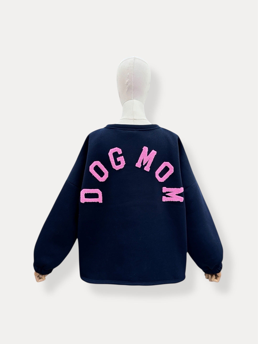 Dog Mom Sweatshirt Oversize in Navy mit rosa Bouclé-Schriftzug DOG MOM auf dem Rücken