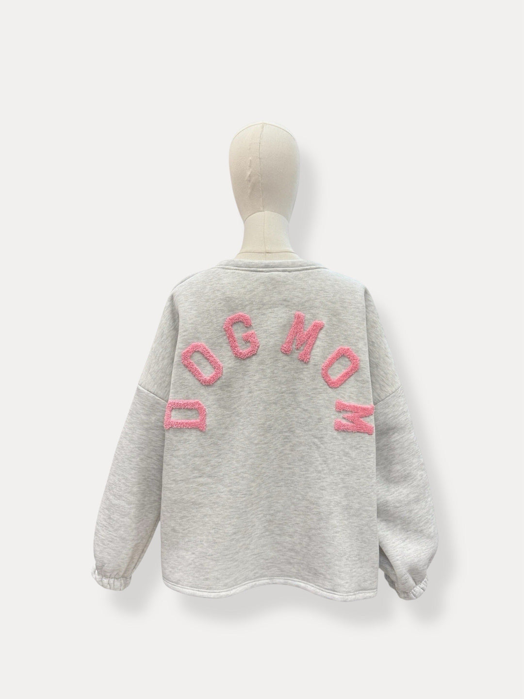 Dog Mom Sweatshirt Oversize in Hellgrau mit rosa Bouclé-Schriftzug DOG MOM auf dem Rücken