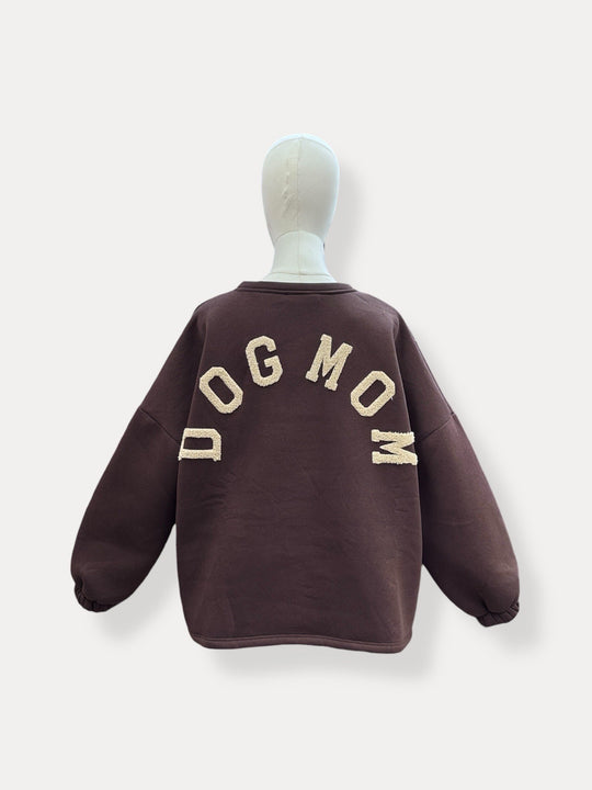 Dog Mom Sweatshirt Oversize in Schokobraun mit cremefarbenem Bouclé-Schriftzug DOG MOM auf dem Rücken