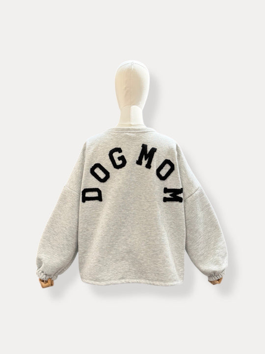 Dog Mom Sweatshirt Oversize in Hellgrau mit schwarzem Bouclé-Schriftzug DOG MOM auf dem Rücken