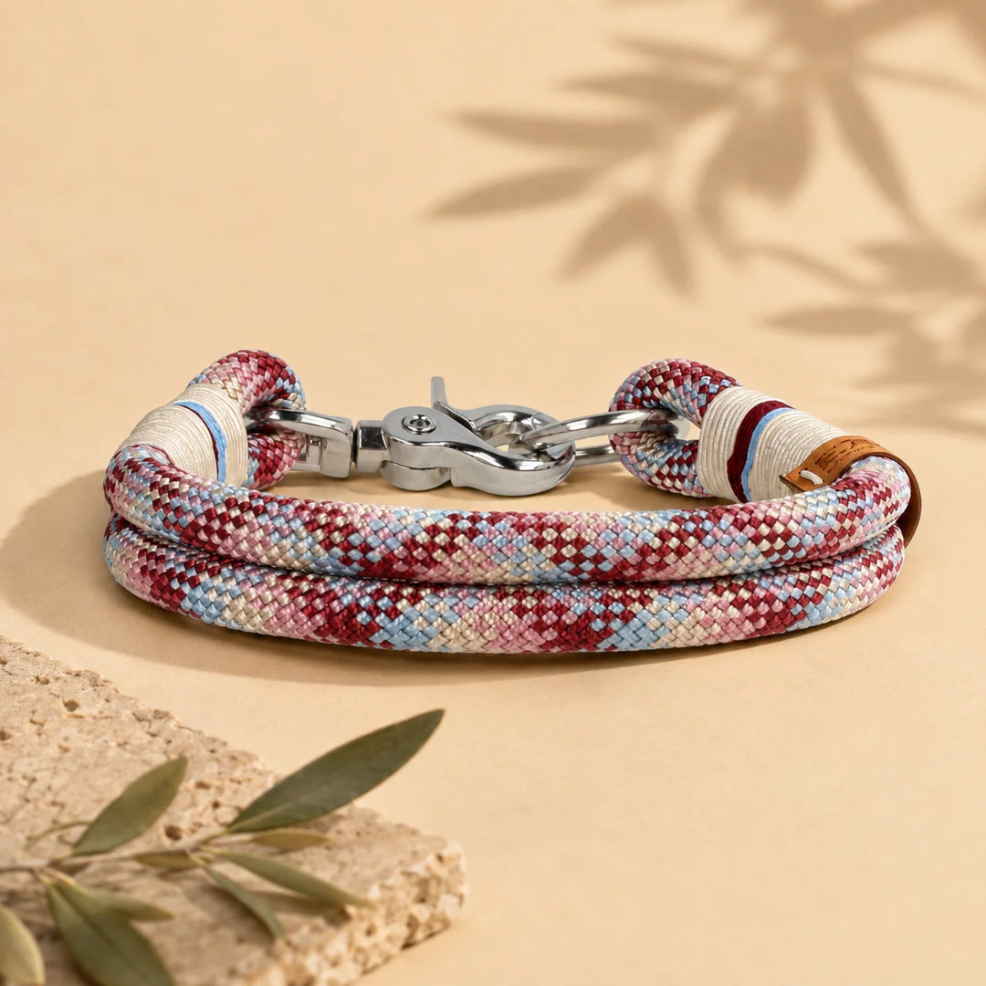 Detailaufnahme der cremefarbenen Wicklung und des Karabiners am Halsband Cala Notte