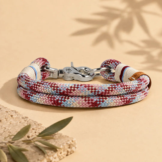 Detailaufnahme der cremefarbenen Wicklung und des Karabiners am Halsband Cala Notte