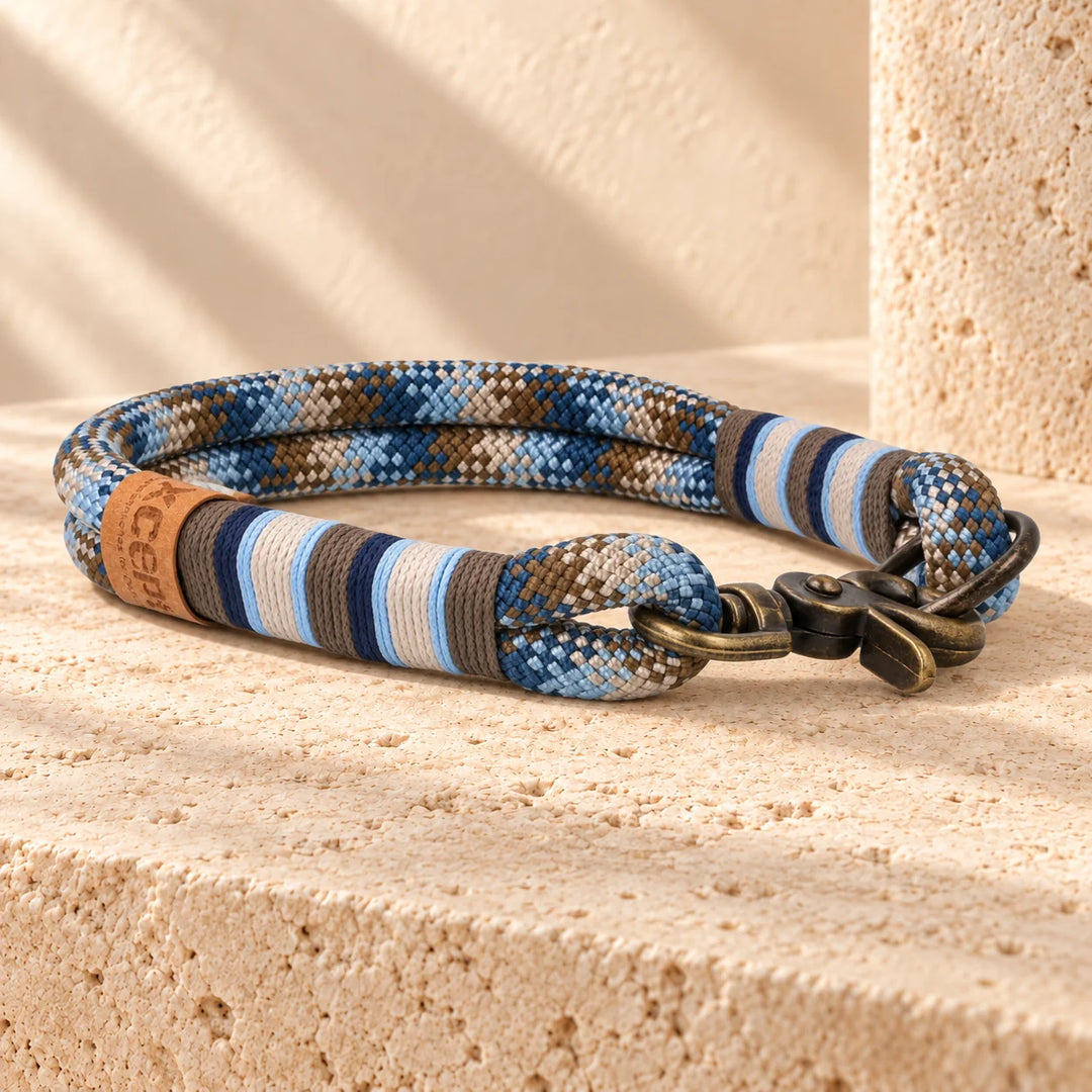 Tauhalsband 'Porto Antico' in Blau, Hellblau und Taupe mit Messing antik – Gesamtansicht, Exceptional