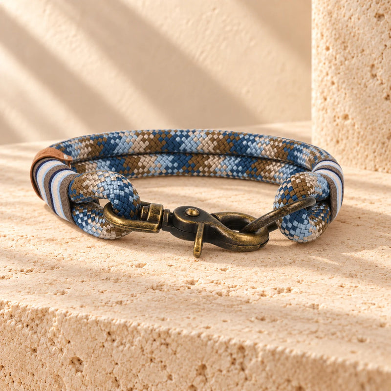 Tauhalsband 'Porto Antico' – Karabinerverschluss in Messing antik im Detail, Exceptional