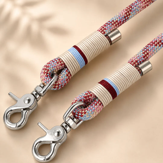 Karabiner und cremefarbene Wicklung der Tauleine Cala Notte im Detail