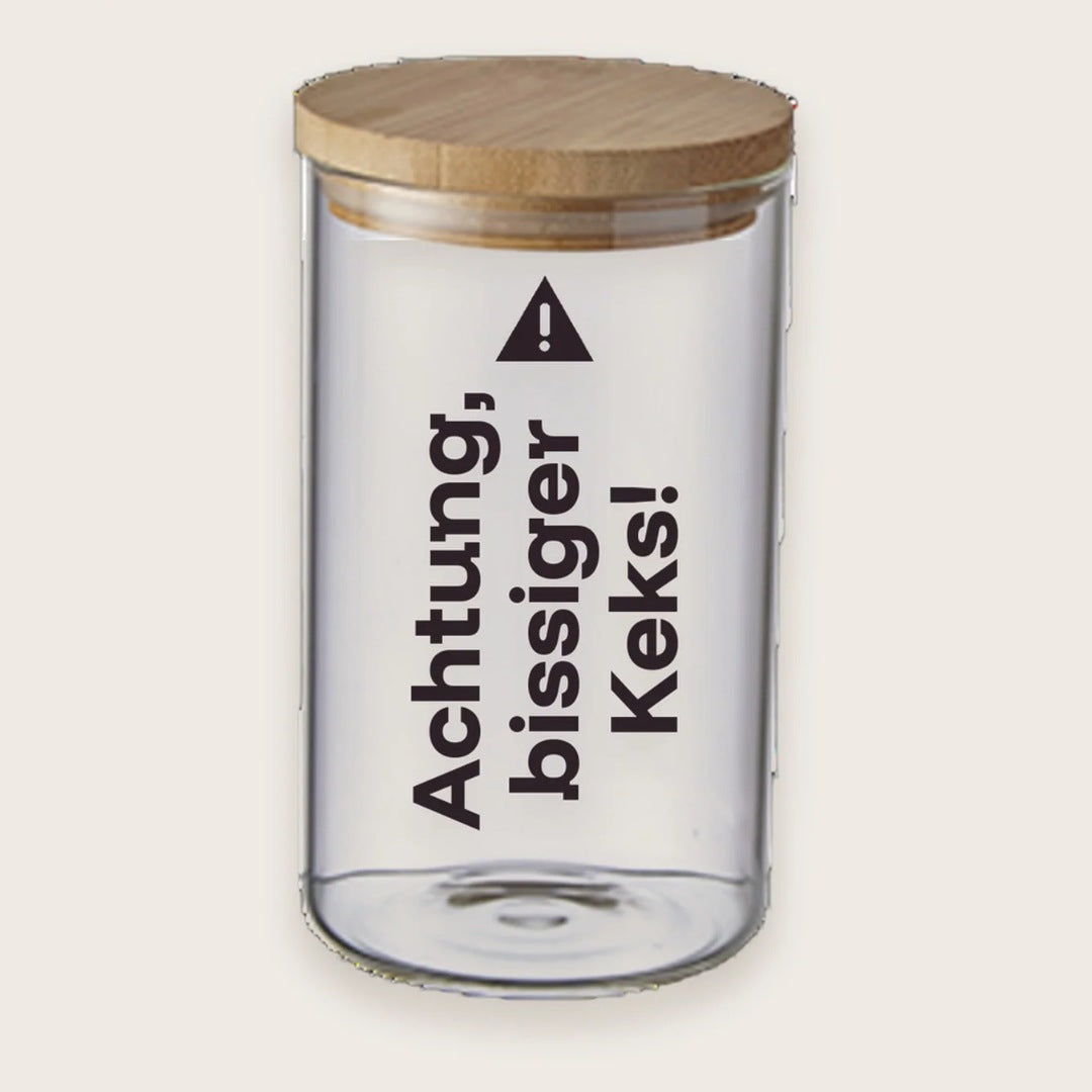 Hundekeksglas mit Holzdeckel und Spruch „Achtung, bissiger Keks!“ – handgeplottet bei Exceptional