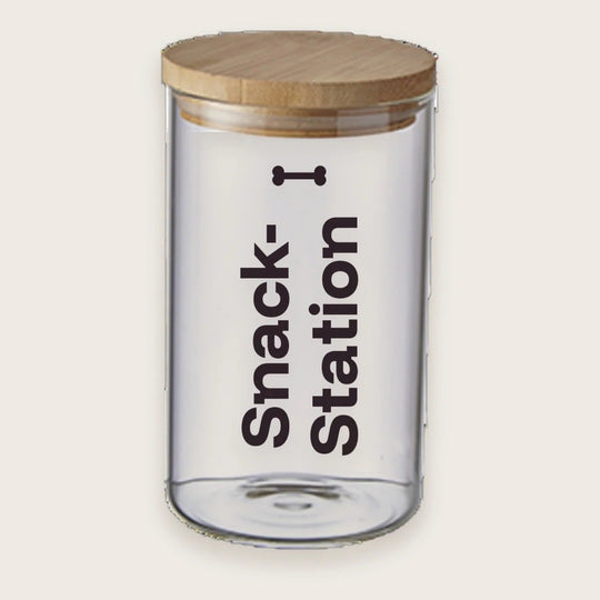 Hundekeksglas mit Holzdeckel und Spruch „Snack-Station“ – handgeplottet bei Exceptional