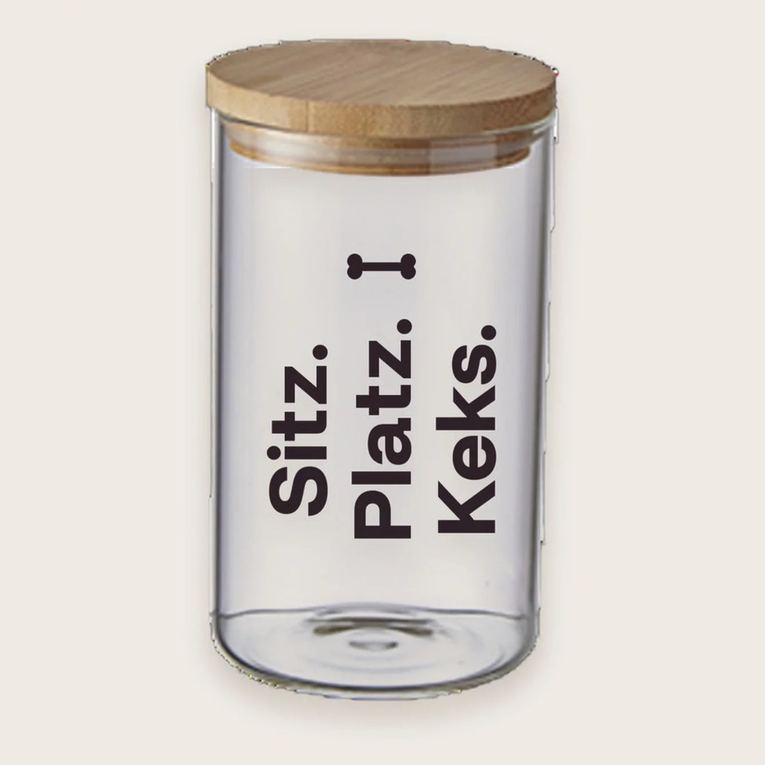Hundekeksglas mit Holzdeckel und Spruch „Sitz. Platz. Keks.“ – handgeplottet bei Exceptional