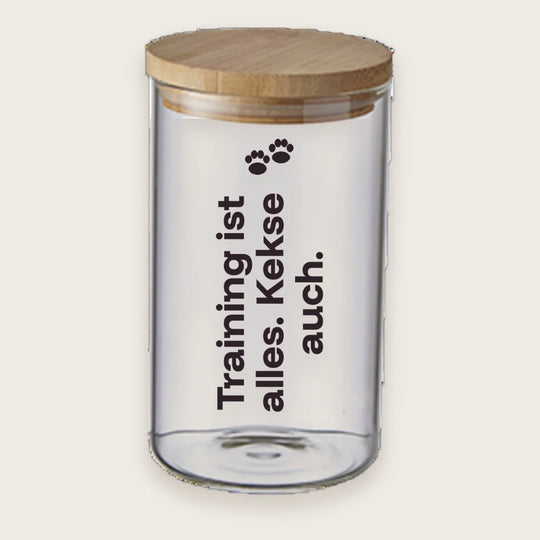Hundekeksglas mit Holzdeckel und Spruch „Training ist alles. Kekse auch.“ – handgeplottet bei Exceptional
